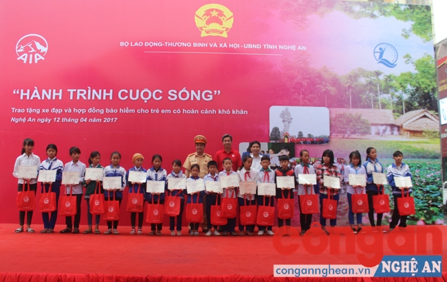 Tặng quà và xa đạp cho các em học sinh khó khăn ở Nghệ An