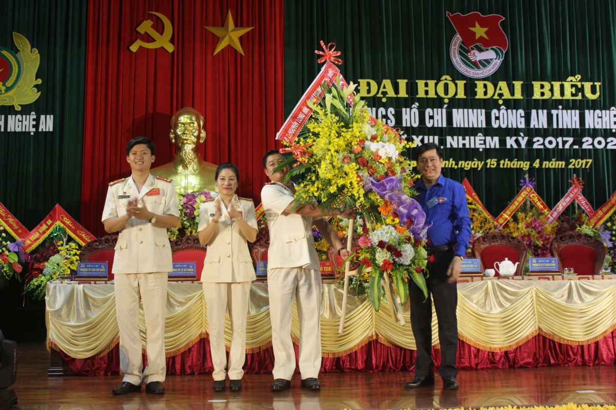 Đồng chí Nguyễn Long Hải, Bí thư Trung ương Đoàn tặng hoa chúc mừng Đại hội