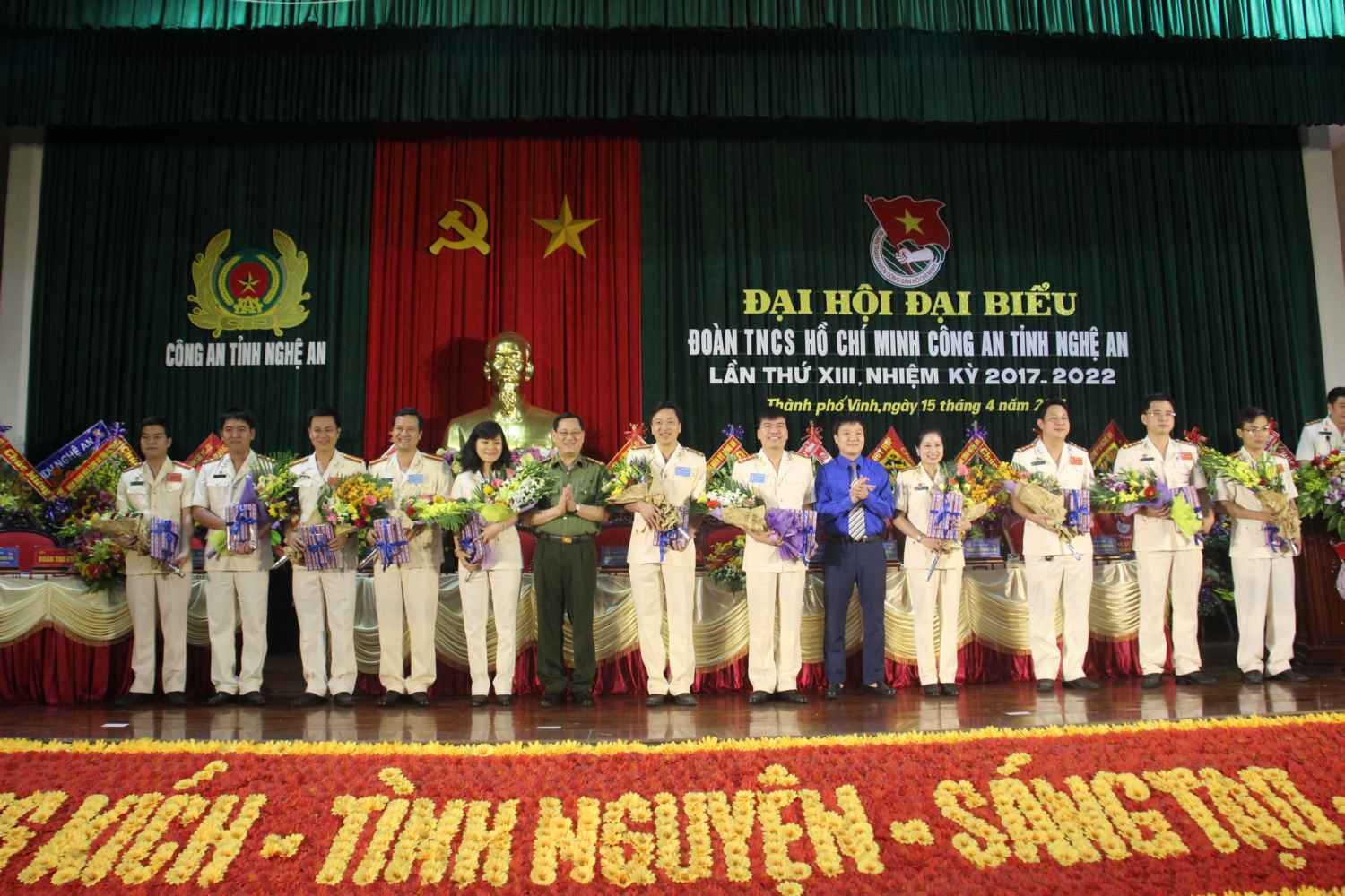 Đồng chí Giám đốc Công an tỉnh và đồng chí Bí thư Tỉnh đoàn Nghệ An tặng hoa chia tay BCH nhiệm kỳ 2012 - 2017