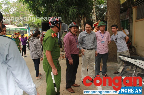 Đoàn công tác của lãnh đạo UBND TP Vinh chỉ đạo việc kiểm tra, nhắc nhở tại tuyến đường Phong Đình Cảnh, phường Bến Thủy, TP Vinh