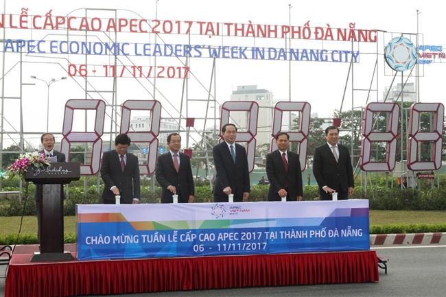 Chủ tịch nước Trần Đại Quang cùng lãnh đạo TP. Đà Nẵng bấm nút khởi động đồng hồ đếm ngược chào mừng Tuần lễ Cấp cao APEC 2017.