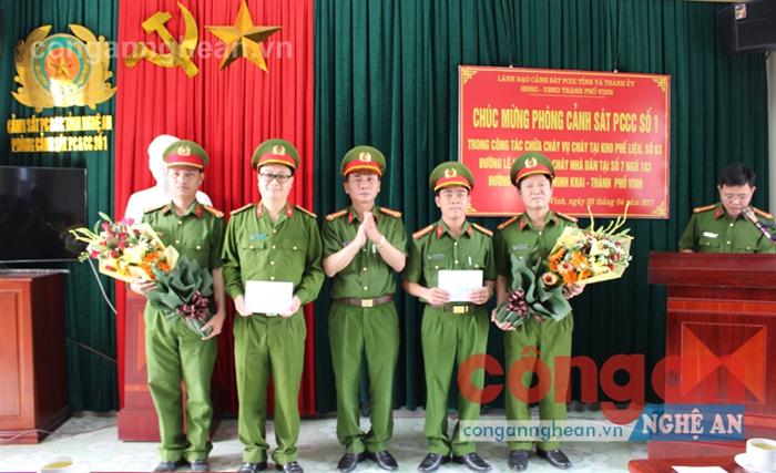 Đồng chí Đại tá Lê Xuân Hoài, Phó Giám đốc Cảnh sát PC&CC tỉnh trao thưởng cho Phòng Cảnh sát               PC&CC số 1 và Phòng Hướng dẫn chỉ đạo về chữa cháy, CNCH vì có thành tích xuất sắc trong chiến đấu