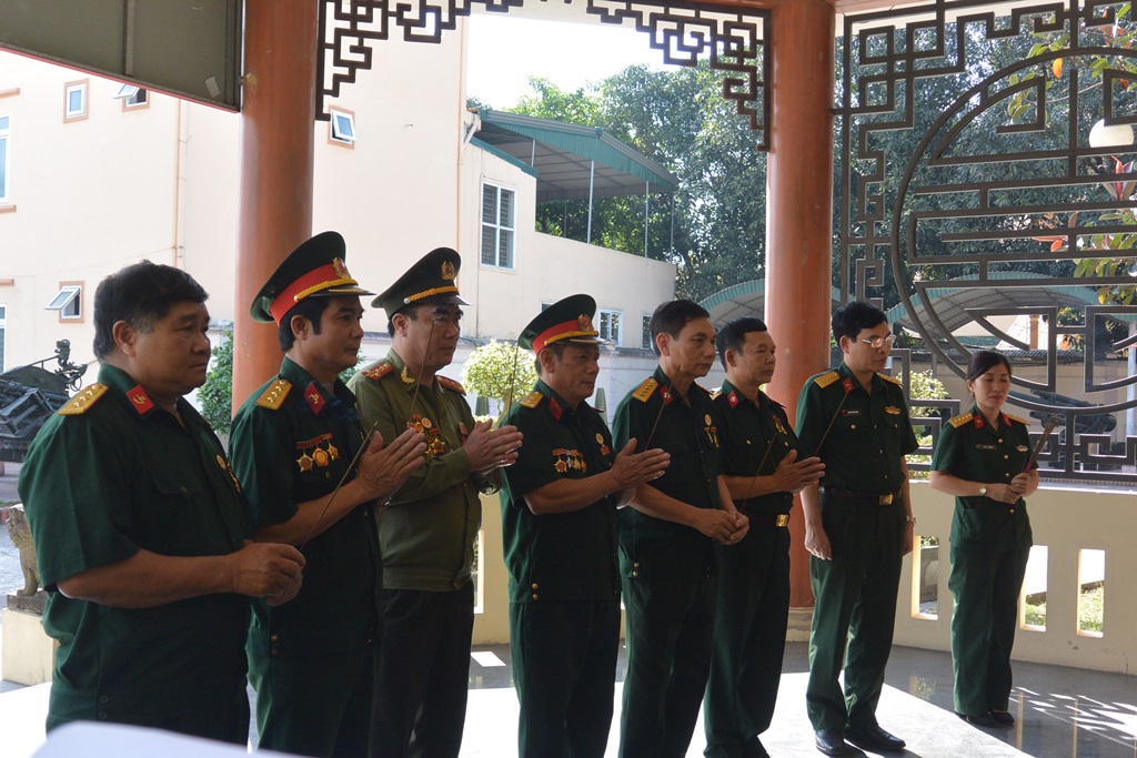 Hội Cựu chiến binh đặc công thành phố Vinh dâng hương tại Đài tưởng niệm nhà trưng bày di vật liệt sỹ