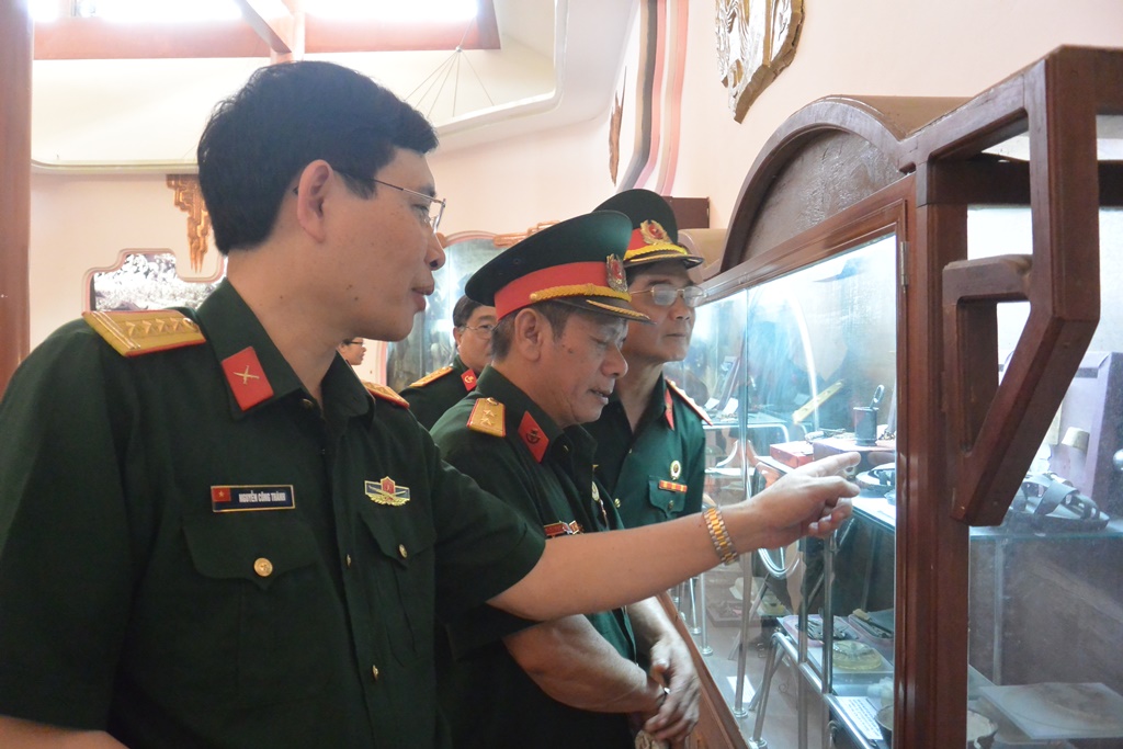 Đại tá Nguyễn Công Thành, Giám đốc Bảo tàng Quân khu 4 giới thiệu những hiện vật đang được trưng bày tại Bảo tàng