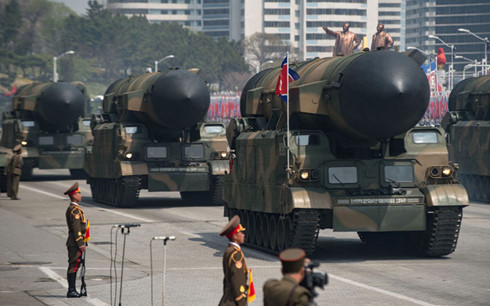 Hàng loạt tên lửa được Triều Tiên trưng ra trong lễ diễu binh ngày 15/4/2017. Ảnh: AFP