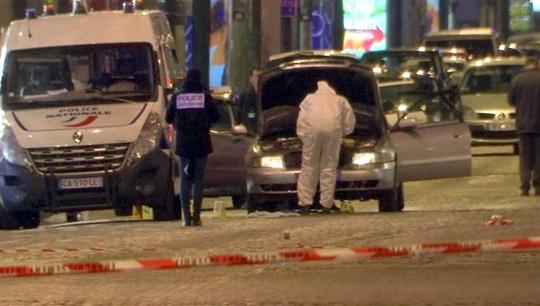 Cảnh sát kiểm tra chiếc xe đã bị kẻ sát nhân sử dụng để thực hiện vụ sả xúng (Ảnh: Reuters)