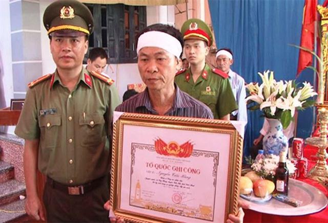 Trao bằng Tổ quốc ghi công liệt sỹ CAND Nguyễn Tiến Hùng cho gia đình