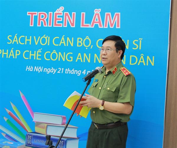 Trung tướng, GS.TS Nguyễn Ngọc Anh giới thiệu 2 cuốn sách mới phát hành.