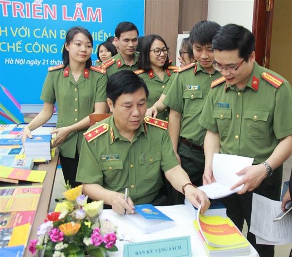 Trung tướng, GS.TS Nguyễn Ngọc Anh ký tặng sách cho các đoàn viên, thanh niên.