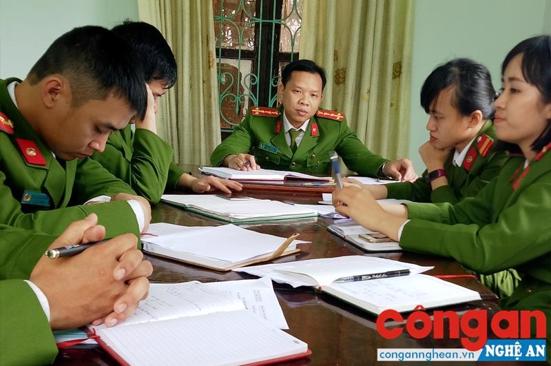Đội Cảnh sát ĐTTP về Hình sự - Kinh tế - Ma túy Công an TX Thái Hòa tổ chức kiểm điểm theo tinh thần Nghị quyết Trung ương 4 (Khóa XII)