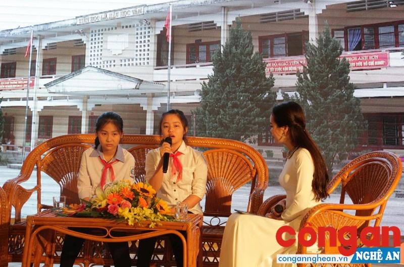 2 em Anh Thư và Thiên Trang giao lưu tại lễ tổng kết, trao giải cuộc thi “Thư gửi mẹ hiền”