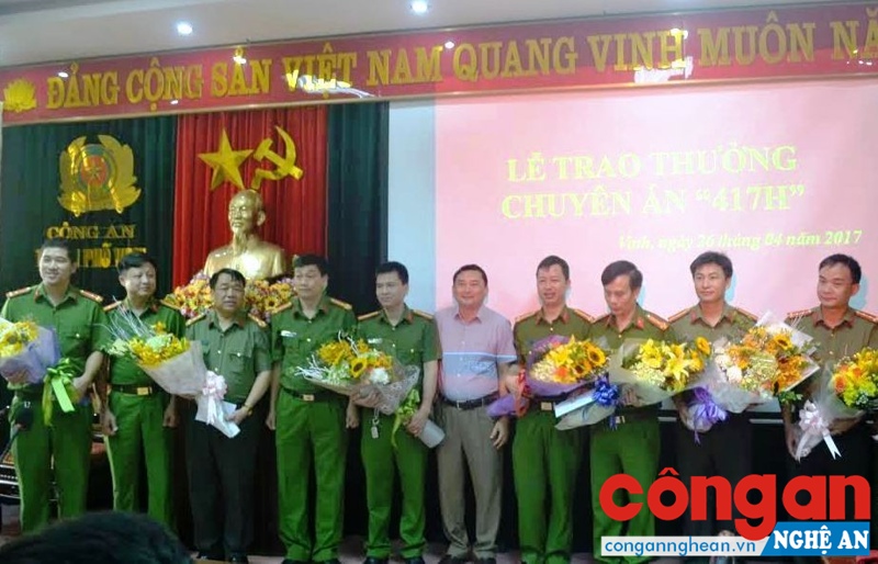 Đồng chí Đại tá Nguyễn Mạnh Hùng- Phó Giám đốc Công an tỉnh tặng hoa chúc mừng Ban chuyên án và CBCS tham gia phá thành công chuyên án.