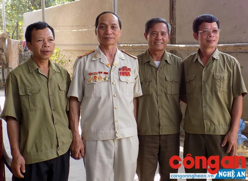 Cựu chiến binh Nguyễn Đình Duyên (thứ 2 từ trái sang) cùng đồng đội ôn lại những kỷ niệm của một thời quân ngũ