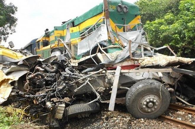 Chiếc xe tải bị phá hủy hoàn toàn sau va chạm với tàu hỏa tại Bình Định hồi đầu tháng 4 năm nay - Ảnh: CAND