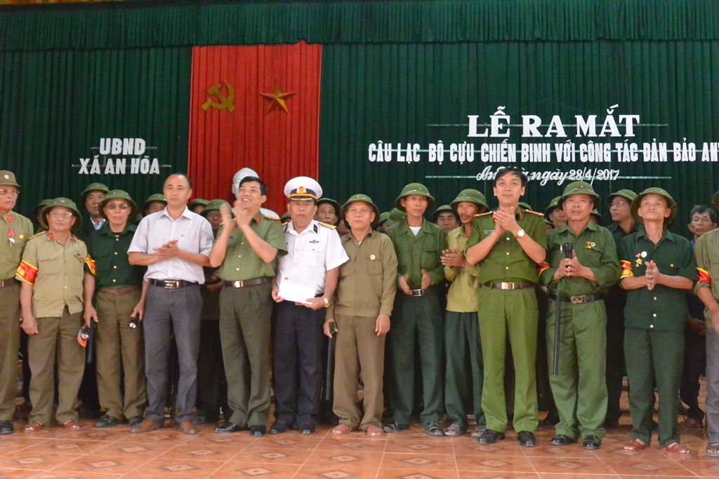 Lãnh đạo Công an tỉnh và lãnh đạo huyện Quỳnh Lưu tặng quà chúc mừng lễ ra mắt CLB