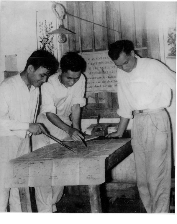 Đồng chí Nguyễn Xuân Ất, Trưởng Ty Công an Nghệ An (bên phải) trực tiếp chỉ đạo bắt toán gián điệp, biệt kích nhảy dù xuống huyện Kỳ Sơn năm 1963