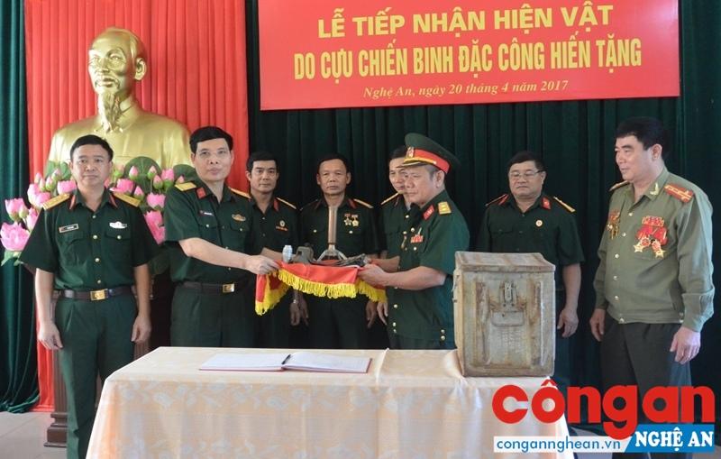 Hội Cựu chiến binh đặc công trao tặng hiện vật chiến tranh cho Đại tá Nguyễn Công Thành, Giám đốc Bảo tàng Quân khu 4