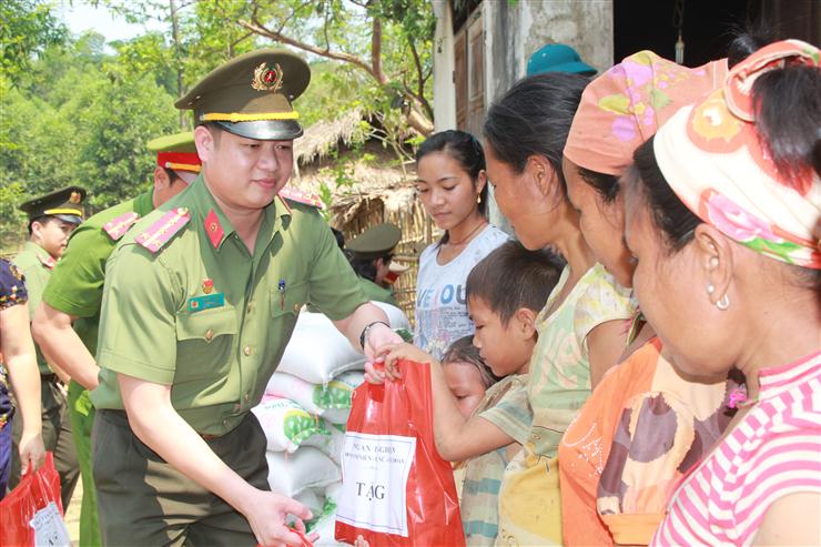 Tặng quà cho các gia đình có hoàn cảnh khó khăn tại hai bản  Tân Sơn và Cửa Rào, xã Môn Sơn, huyện Con Cuông