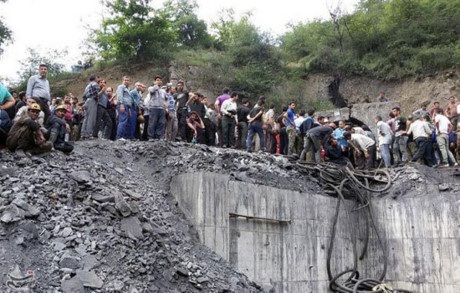 Hiện trường vụ nổ lớn tại một mỏ than ở tỉnh Golestan, bắc Iran trong chiều 3/5. Ảnh: Reuters.