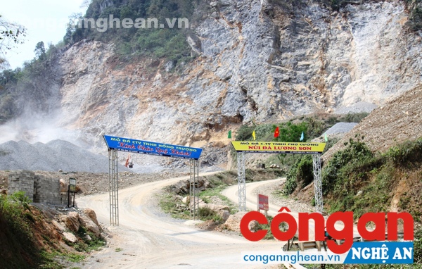 Điểm mỏ của Công ty TNHH Hồng Trường và Phú Cường ở huyện Kỳ Sơn, nơi có nhiều sai phạm bị phát hiện