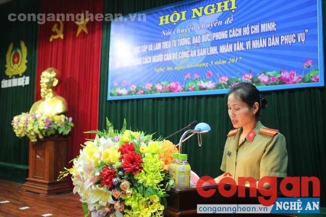 Đồng chí Thiếu tá Nguyễn Thị Việt Hà - Chủ tịch Hội phụ nữ Công an tỉnh phát biểu khai mạc tại hội nghị