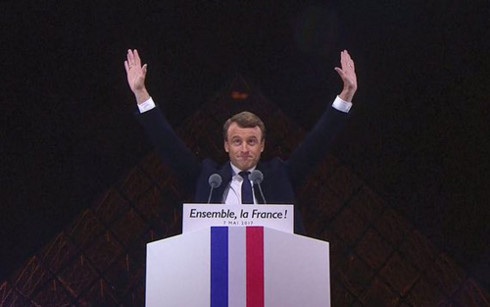 Ông Emmanuel Macron tuyên bố chiến thắng trước những người ủng hộ. (Ảnh: AFP)