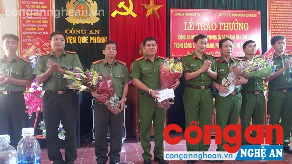 Đồng chí Đại tá Nguyễn Mạnh Hùng- Phó Giám đốc Công an tỉnh chúc mừng và trao thưởng 5 triệu đồng cho Ban chuyên án 517C