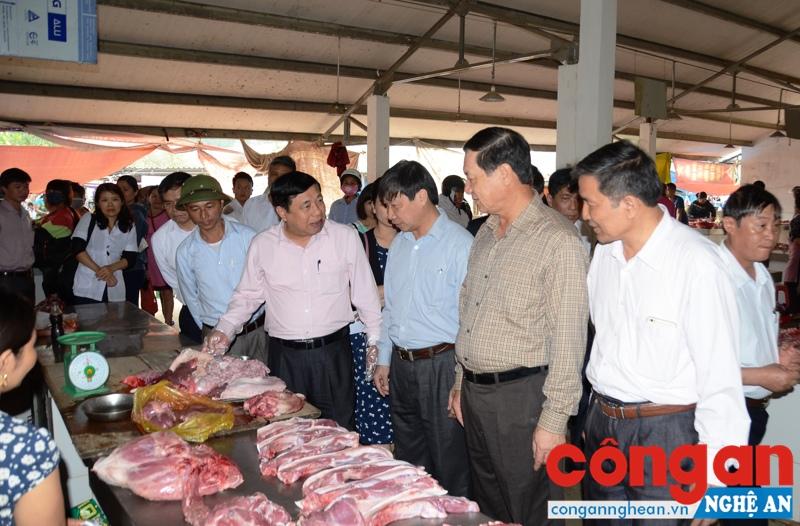 Đồng chí Nguyễn Xuân Đường, Chủ tịch UBND tỉnh, Trưởng ban chỉ đạo ATVSTP tỉnh kiểm tra các mặt hàng tại huyện Nam Đàn