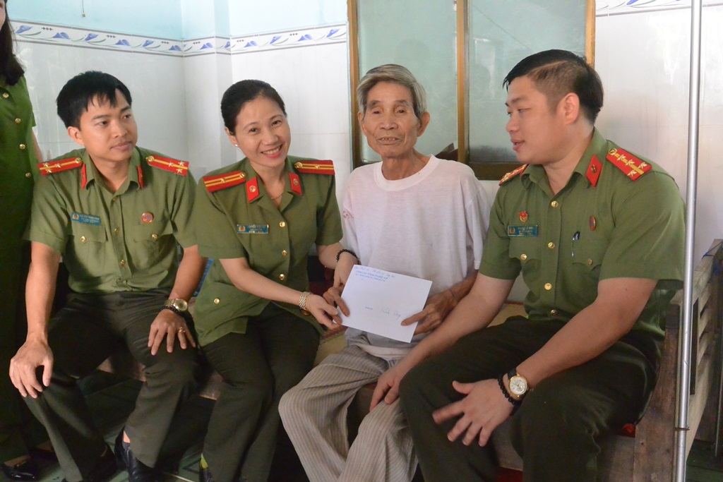 Đoàn thăm hỏi tặng quà cho cựu tù chính trị Nguyễn Xuân Viên (tên thường gọi Hai Viên)