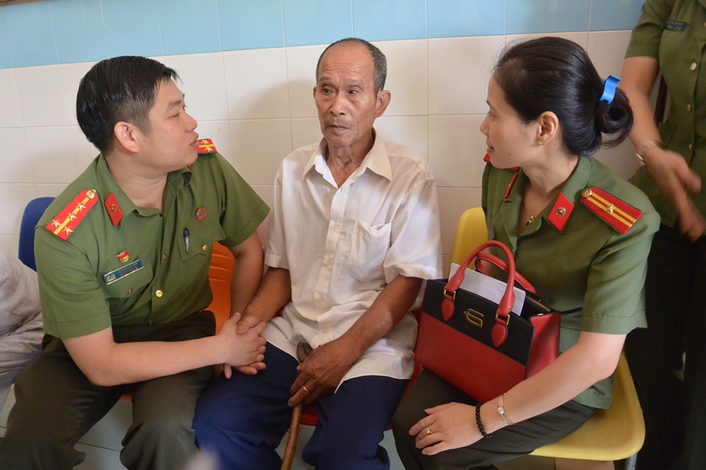 Thăm hỏi cựu tù Nguyễn Văn Ước (Tư Hùng) người có hơn 16 năm bị giam giữ, tra tấn tại nhà Côn Đảo