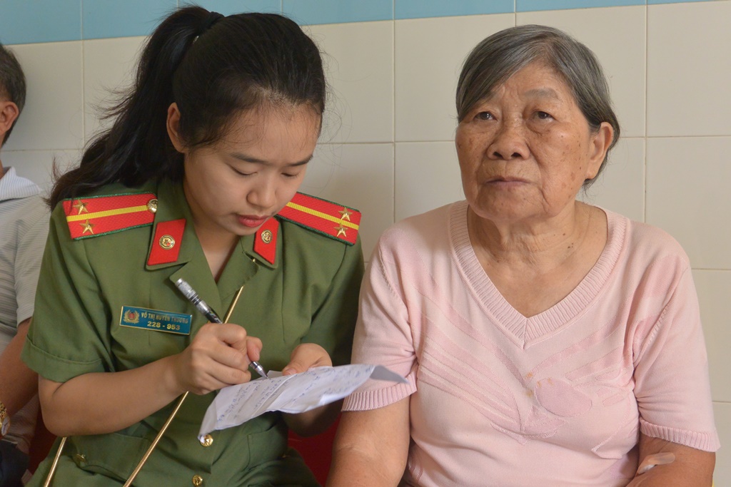 Nữ tù Nguyễn Thị Ni (Tư Ni) trao đổi với phóng viên về quãng thời gian bị giam giữ ở trại giam Phú Hải)