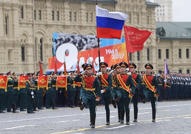 Lễ rước Quốc kỳ Nga, lá cờ biểu tượng chiến thắng. Ảnh: Sputnik