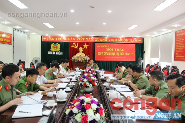  Đồng chí Đại tá Nguyễn Hữu Cầu – Giám đốc Công an tỉnh chủ trì hội nghị
