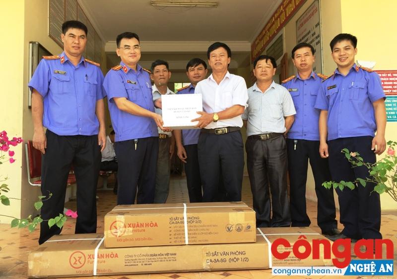 Đại diện Viện Kiểm sát nhân dân huyện Tân Kỳ trao tặng sách cho UBND xã Kỳ Tân