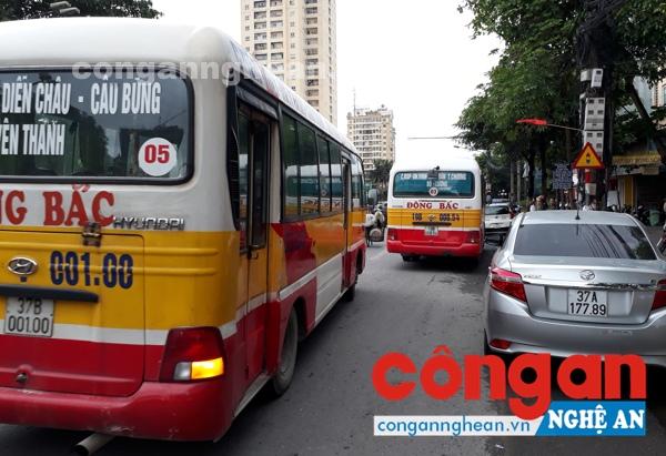 Xe buýt dừng đỗ ngay trước ngã tư, gây ách tắc giao thông trong giờ cao điểm