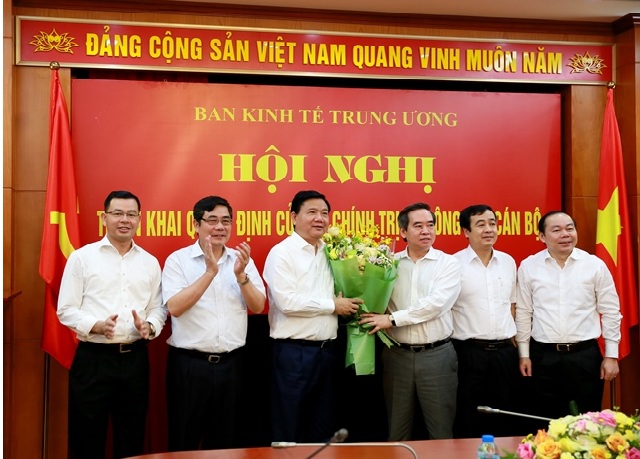 Trưởng Ban Kinh tế Trung ương Nguyễn Văn Bình cùng các Phó Trưởng Ban chúc mừng đồng chí Đinh La Thăng. Ảnh Ban Kinh tế Trung ương