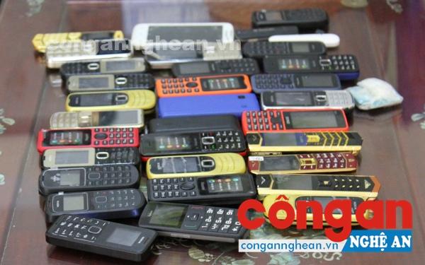 30 chiếc điện thoại di động là tang vật trong một vụ trộm do đối tượng Lê Văn Nhật gây ra