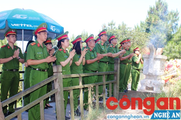 Lãnh đạo và CBCS Phòng Cảnh sát Môi viếng mộ Đại trướng Võ Nguyên Giáp tại Quảng Bình. 