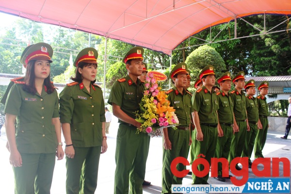 Phòng cảnh sát Môi trường thắp hương các phần mộ 10 nữ TNXP tại Khu di tích Ngã Ba Đồng Lộc