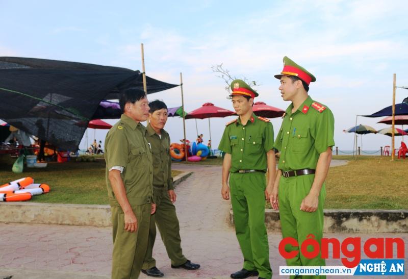 Đội Cảnh sát Trật tự Công an huyện Lộc Hà và lực lượng Công an xã thường xuyên tuần tra, kiểm tra, ngăn chặn nạn bán hàng rong, chèo kéo du khách