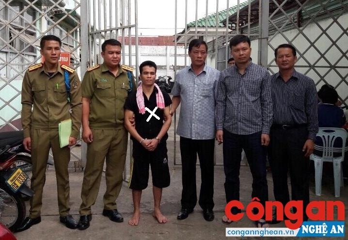 Tổ công tác nhận bàn giao đối tượng Hà Văn Lai (x)  từ Công an nước bạn Lào