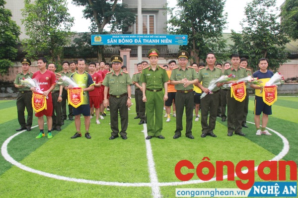 Đồng chí Đại tá Nguyễn Mạnh Hùng, Phó Giám đốc Công an tỉnh và đại diện một số phòng lên tặng hoa và cờ lưu niệm cho các đội tham dự.