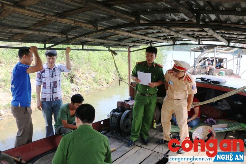 Công an huyện Đô Lương bắt quả tang thuyền khai thác cát, sỏi trái phép