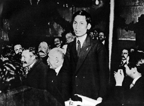 Bức ảnh chụp Nguyễn Ái Quốc tại đại hội Đảng Xã hội Pháp ở Tua vào năm 1920. Bác là một trong những người sáng lập Đảng Cộng sản Pháp.