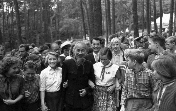 Bác Hồ thăm một trại thiếu nhi tại Cộng hoà Dân chủ Đức (Đông Đức) năm 1957.