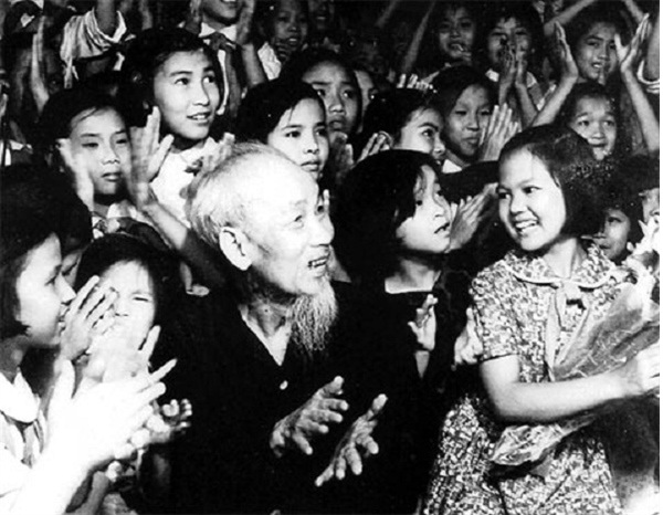 Bác Hồ mừng xuân bên các cháu thiếu nhi Việt Nam, ảnh chụp năm 1969.