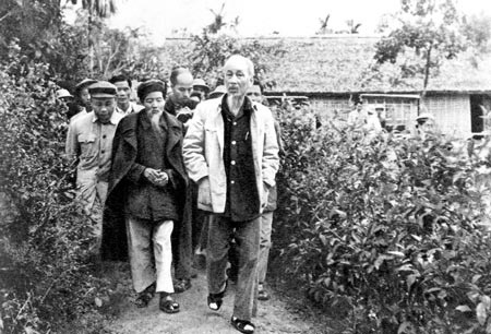 Bác Hồ về thăm quê Kim Liên, Nghệ An năm 1961.