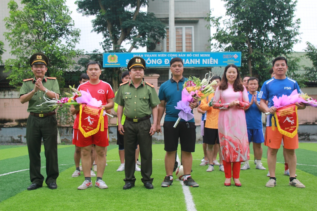 Lãnh đạo hai đơn vị và nhà tài trợ tặng hoa và cờ lưu niệm cho các đội tuyển