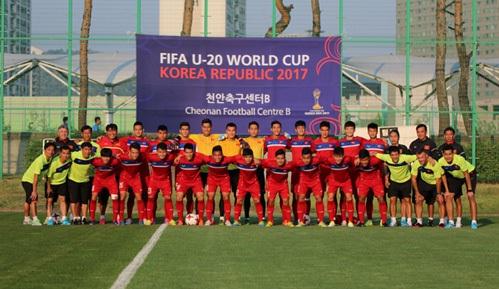 Các cầu thủ trên sân tập ở thành phố Cheonan chiều 18/5. 