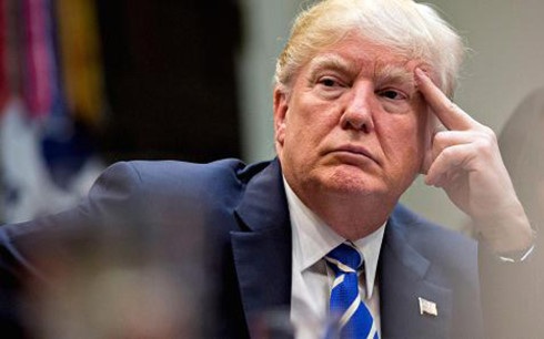 Tổng thống Mỹ Donald Trump có một tuần đầy rắc rối. Ảnh minh họa: CNBC.